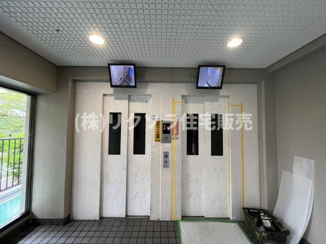 寝屋川コーポラスのその他共用部分|エレベーター2基　防犯カメラ有
■物件内覧・資金計画相談・住宅ローン相談、リフォーム相談、お問合せ受付中■
※当日・翌日のご内覧、ご相談はお電話でのお問合せがスムーズです！