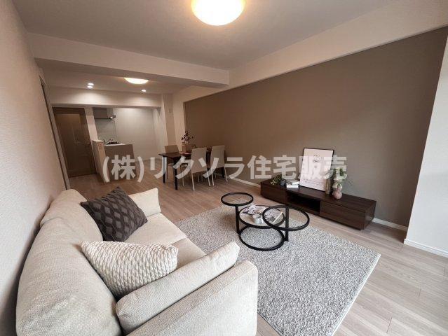 寝屋川コーポラスの居間・リビング|LDK16.2帖
■物件内覧・資金計画相談・住宅ローン相談、リフォーム相談、お問合せ受付中■
※当日・翌日のご内覧、ご相談はお電話でのお問合せがスムーズです！