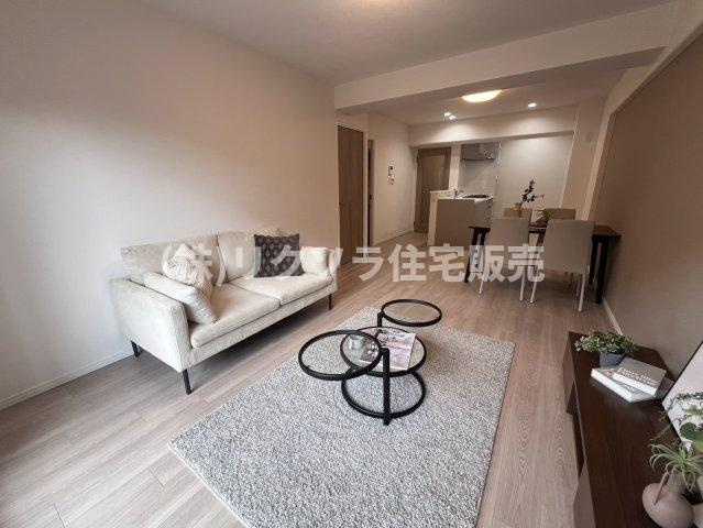 寝屋川コーポラスの居間・リビング|LDK16.2帖
■物件内覧・資金計画相談・住宅ローン相談、リフォーム相談、お問合せ受付中■
※当日・翌日のご内覧、ご相談はお電話でのお問合せがスムーズです！