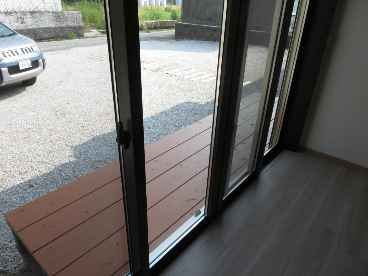 土佐市宇佐町宇佐　　中古一戸建てのバルコニー|リビングから出られる縁台スペース。日向ぼっこやお子様の遊び場にも最適。