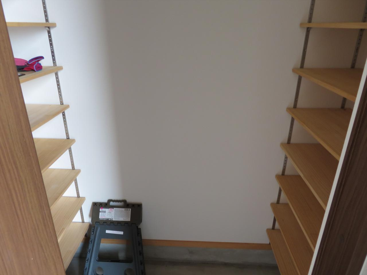 土佐市宇佐町宇佐　　中古一戸建ての内装|可動棚付きで高さ調整も自由自在。靴やアウトドア用品もすっきり収納可能。