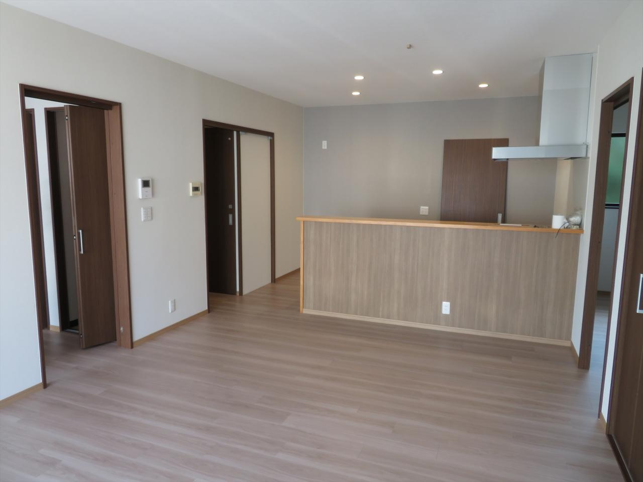 土佐市宇佐町宇佐　　中古一戸建ての居間・リビング|木目調で統一された温かみのあるリビング。対面キッチンから家族の様子を見守れる安心設計で、小さなお子様がいるご家庭にもおすすめです。