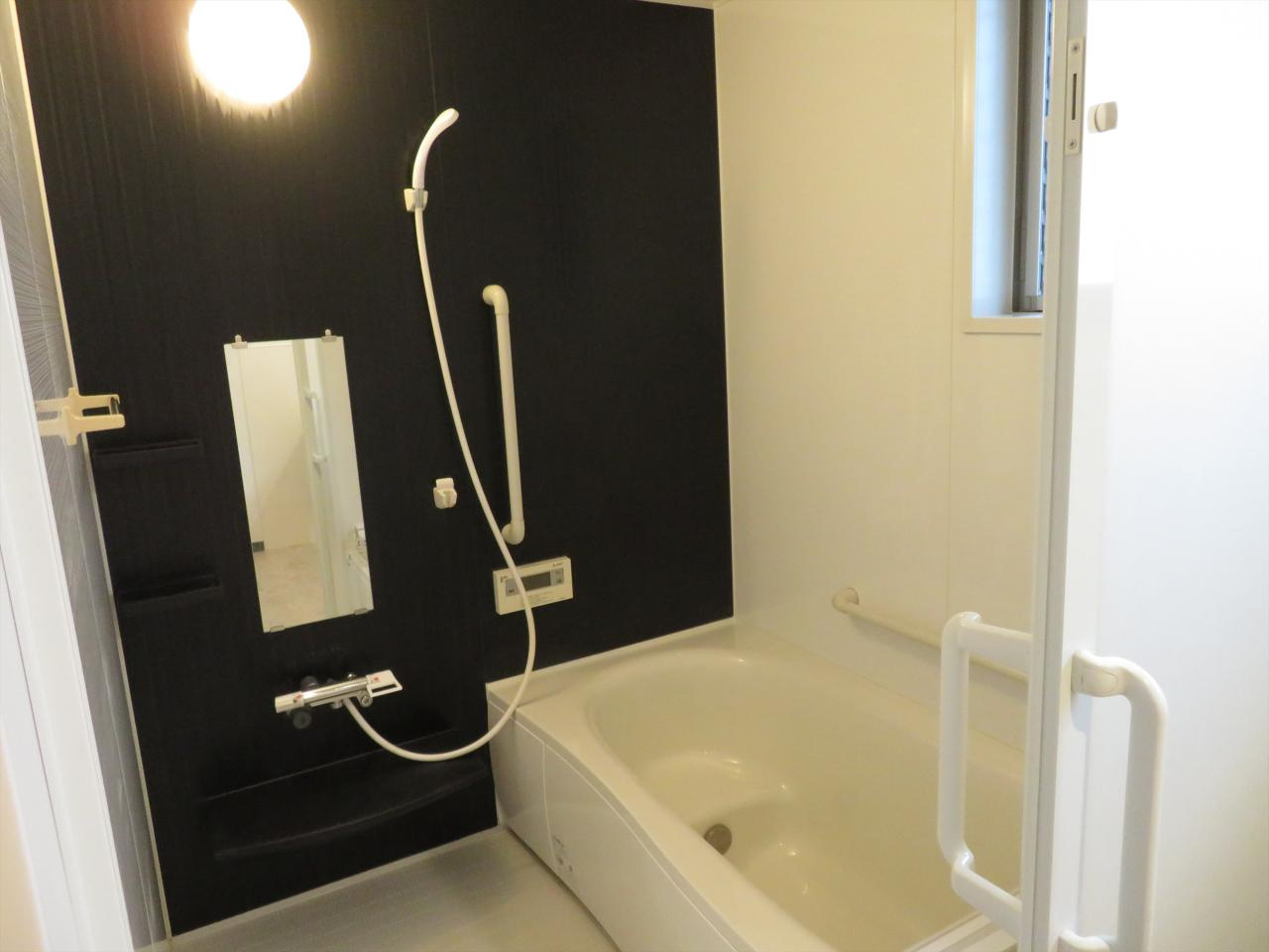 土佐市宇佐町宇佐　　中古一戸建ての浴室|落ち着いたデザインの浴室で癒しのひととき。換気しやすい窓付きタイプ。