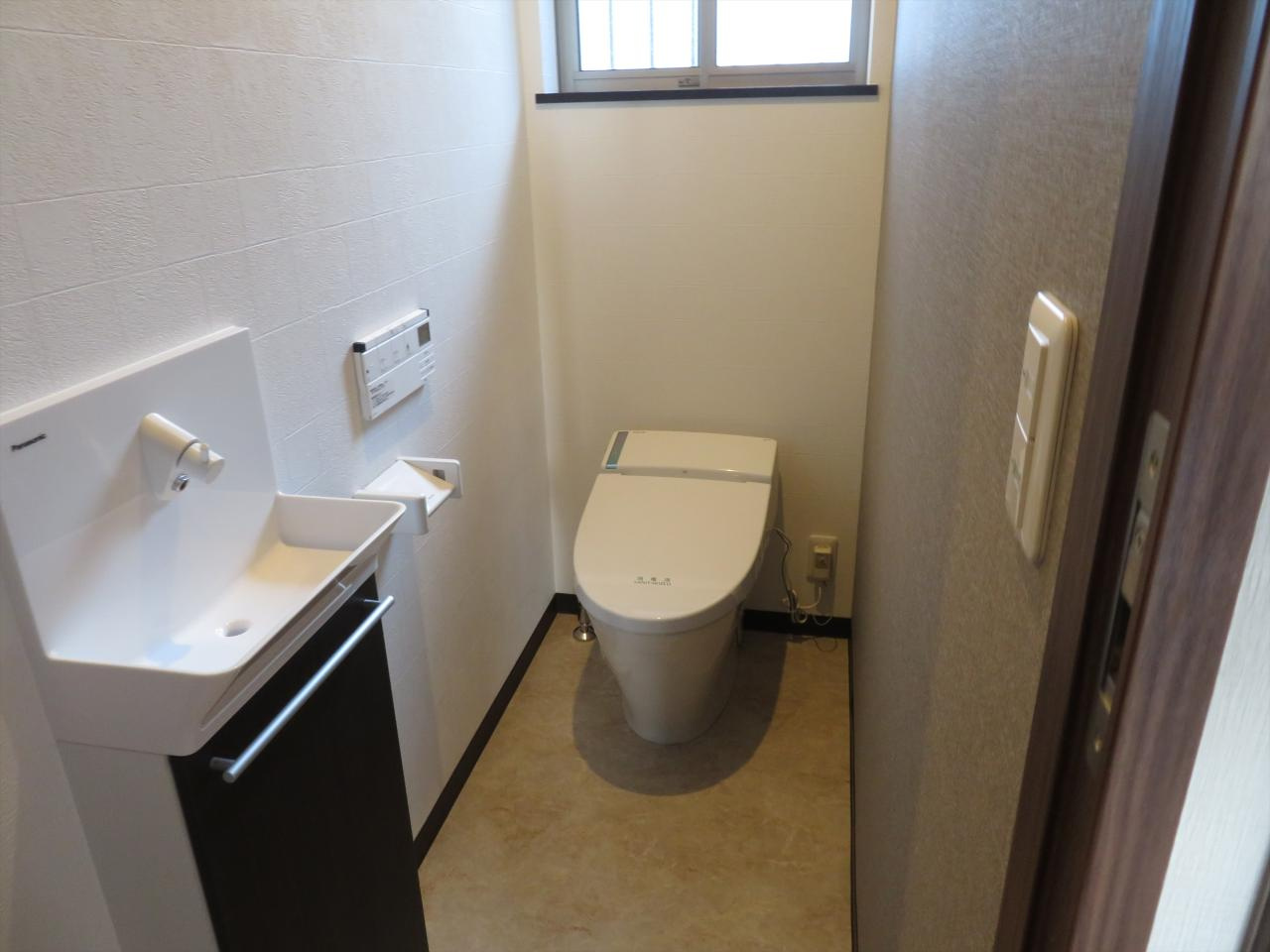 土佐市宇佐町宇佐　　中古一戸建てのトイレ|スタイリッシュなタンクレストイレ。明るい空間で毎日を心地よく。