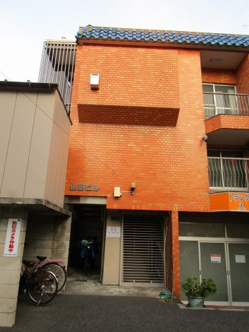 山田ビルのエントランス