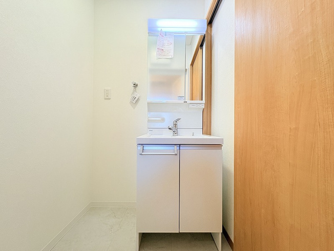 【独立洗面台】 | 西東京市南町1丁目　中古一戸建住宅　(保谷店) | 洗面台には大きく見やすい鏡が付いているので、身支度がスムーズに行えます。