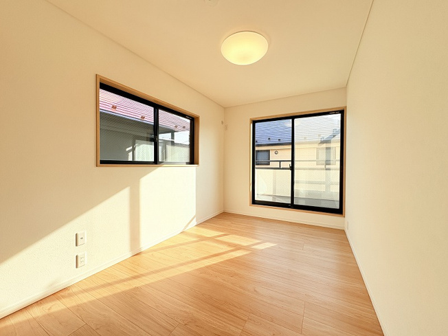 【寝室】 | 西東京市南町1丁目　中古一戸建住宅　(保谷店) | 2階5.7帖/バルコニーと繋がり開放感のあるお部屋。