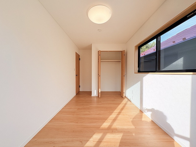 【寝室】 | 西東京市南町1丁目　中古一戸建住宅　(保谷店) | 2階5.7帖/さまざまな家具を取り入れやすいナチュラルな内装。