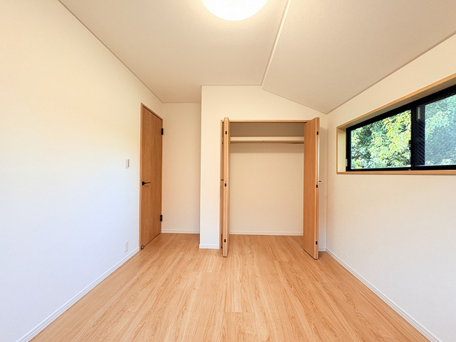 【洋室】 | 西東京市南町1丁目　中古一戸建住宅　(保谷店) | 2階5.3帖/お好みのインテリアで安らぐ癒し空間が生まれます。