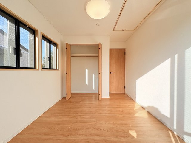 【子供部屋】 | 西東京市南町1丁目　中古一戸建住宅　(保谷店) | 2階5.3帖/2面採光で優しくお部屋を照らします。