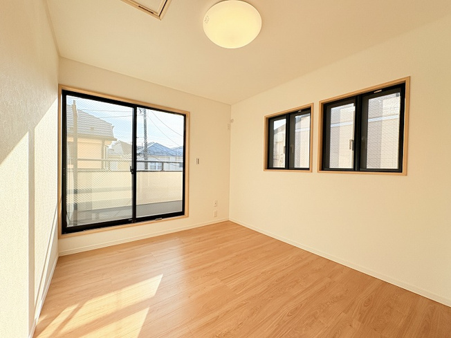 【子供部屋】 | 西東京市南町1丁目　中古一戸建住宅　(保谷店) | 2階5.3帖/全居室に収納スペースが備わりお部屋を広々お使いいただけます。