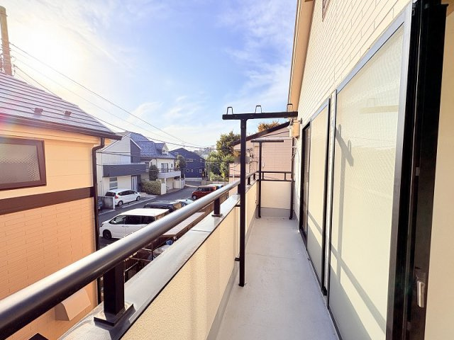 【バルコニー】 | 西東京市南町1丁目　中古一戸建住宅　(保谷店) | 2居室から出入りできお洗濯に便利なバルコニー