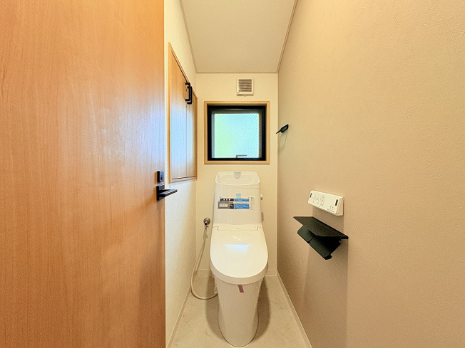【トイレ】 | 西東京市南町1丁目　中古一戸建住宅　(保谷店) | 温水洗浄機能付で清潔感のあるトイレ。
各階に設置されているので来客時も気兼ねなくお使いいただけます。