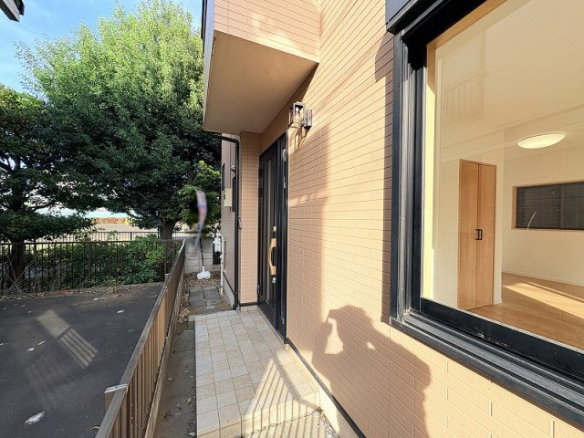 【玄関】 | 西東京市南町1丁目　中古一戸建住宅　(保谷店) | 緑豊かな住宅地でのびのびとした暮らし。