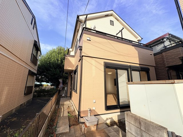 【外観】 | 西東京市南町1丁目　中古一戸建住宅　(保谷店) | スーパー・コンビニまで徒歩10分以内なのでお買い物も快適に。