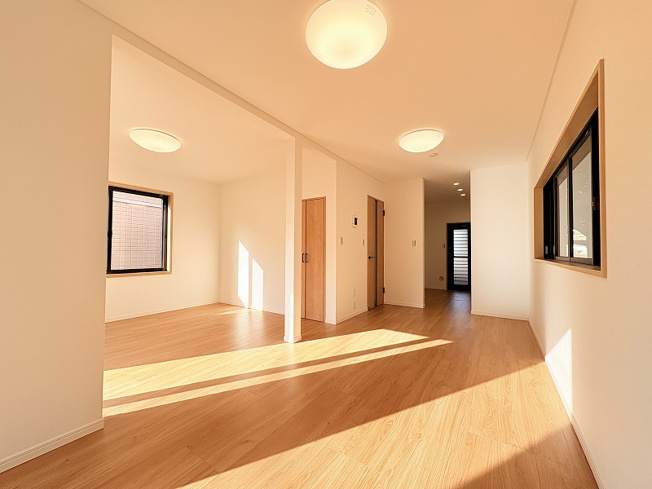 【居間・リビング】 | 西東京市南町1丁目　中古一戸建住宅　(保谷店) | 3面採光の為、開放感があり陽当たり・通風も良好です。