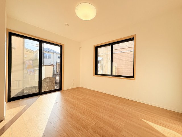 【居間・リビング】 | 西東京市南町1丁目　中古一戸建住宅　(保谷店) | 広々としたリビングはソファーなどの家具もラクラク置くことができます。