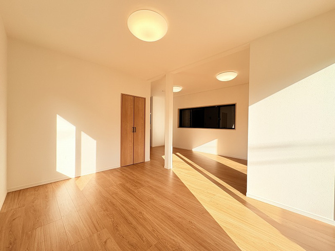 【居間・リビング】 | 西東京市南町1丁目　中古一戸建住宅　(保谷店) | 生活感を隠しつつ日常使いの物をすぐ近くに置いておけるリビング収納付き。