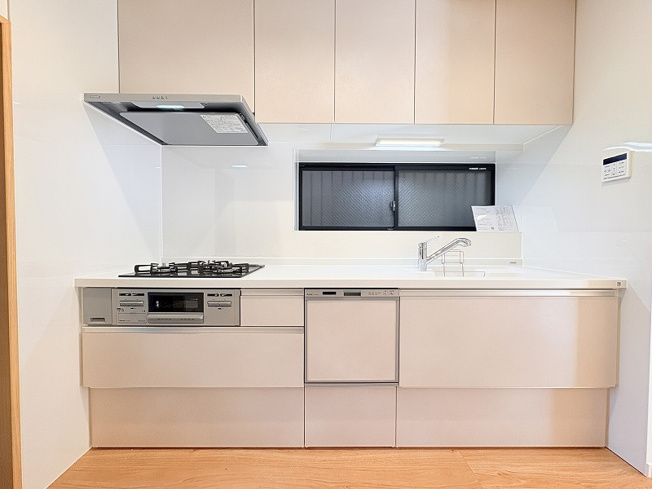 【キッチン】 | 西東京市南町1丁目　中古一戸建住宅　(保谷店) | 収納豊富なシステムキッチンで調理道具がスッキリと片付きます。