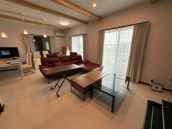 平塚市片岡　中古戸建　34.4坪の居間・リビング|リビングは広々20帖ございます◎
ご家族でゆったりと過ごすことができますよ♪