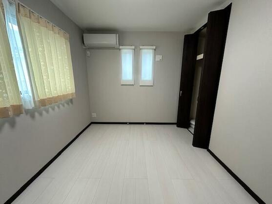 【洋室】 | 全室フローリングのため、汚れをさっと拭くことができ、お手入れも簡単です♪