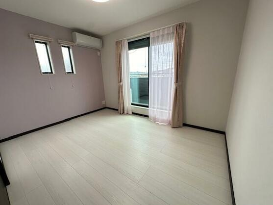 【洋室】 | ２Fには３部屋ございます。ロフトには大きな荷物をしまうことができますよ☆