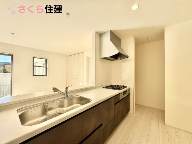 宇都宮宮の内第４　２号棟のキッチン|お子様と並んで料理をしても余裕のゆとりのキッチン。お子様と一緒に料理も叶いますよ♪