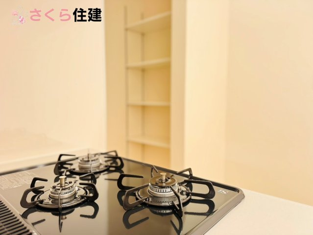 宇都宮宮の内第４　２号棟のキッチン|忙しい朝のキッチンも3口コンロで作業効率UPします。キッチン奥には憧れのパントリースペースを完備。