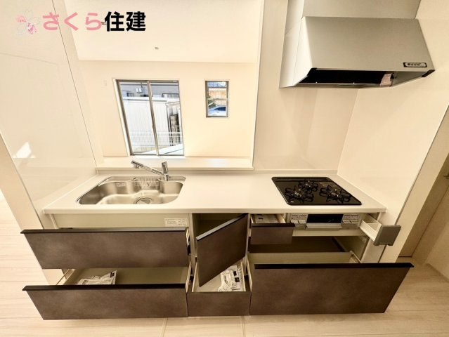 宇都宮宮の内第４　２号棟のキッチン|キッチン下収納は奥まで引き出せるので、大きく屈まなくても楽に必要なものがパッと取り出せます！	