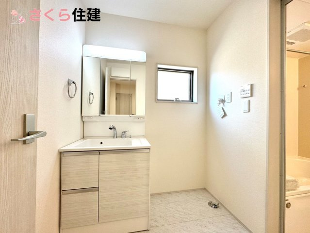 宇都宮宮の内第４　２号棟の独立洗面台|ゆとりある広さの洗面所。両サイド収納の洗面台で、二人ならんで同時の身支度もスムーズです