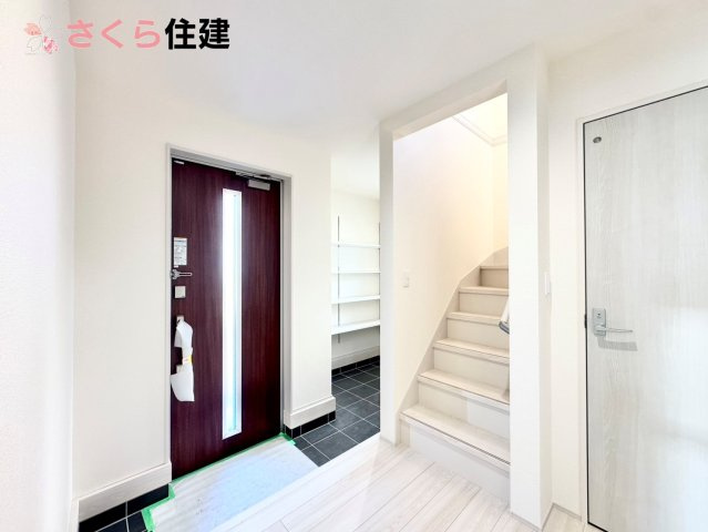 宇都宮宮の内第４　２号棟の玄関|人を迎え入れる最初の場所は清潔感がある空間にして、帰った時も『我が家』を最初に感じて貰える素敵な空間