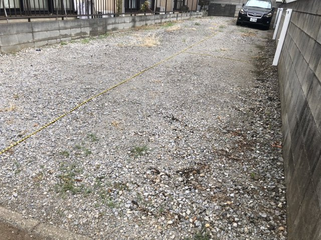 ドミールタガラ駐車場の庭