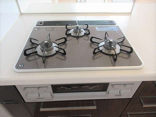 サングレート博多東エクセリアの設備|３口ガスコンロ※前回募集時の写真２０２２年７月撮影