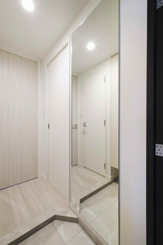 エンクレスト香椎駅前の玄関|収納もある玄関です