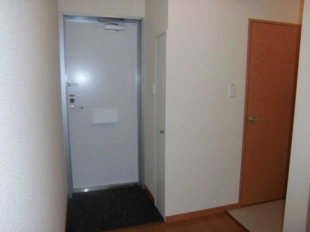 レオパレスランド諸岡の玄関|シンプルで使いやすい玄関です