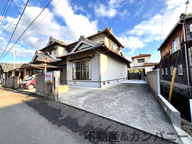 安城寺町の中古のおうち　松山市安城寺町中古戸建の駐車場|前面道路含む現地写真です