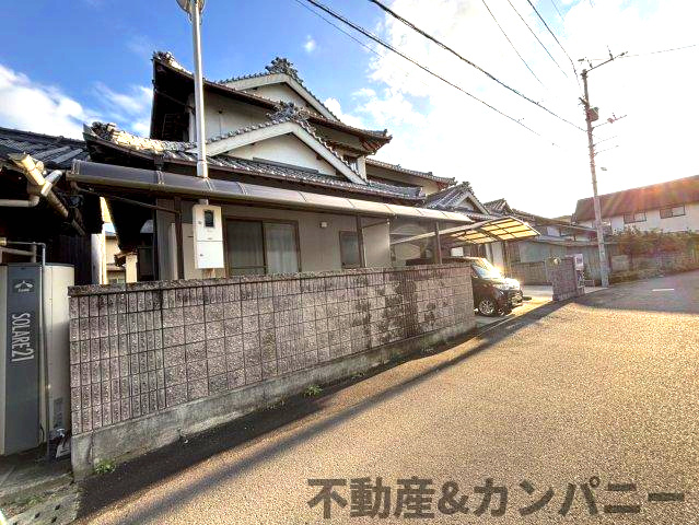 安城寺町の中古のおうち　松山市安城寺町中古戸建の前面道路含む現地写真|前面道路含む現地写真です