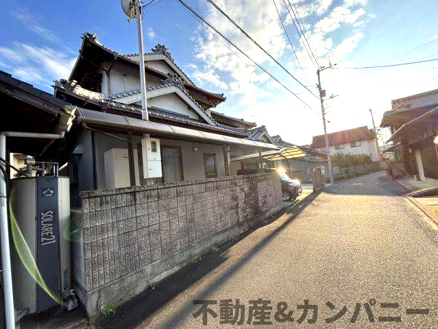 安城寺町の中古のおうち　松山市安城寺町中古戸建の前面道路含む現地写真|前面道路含む現地写真です