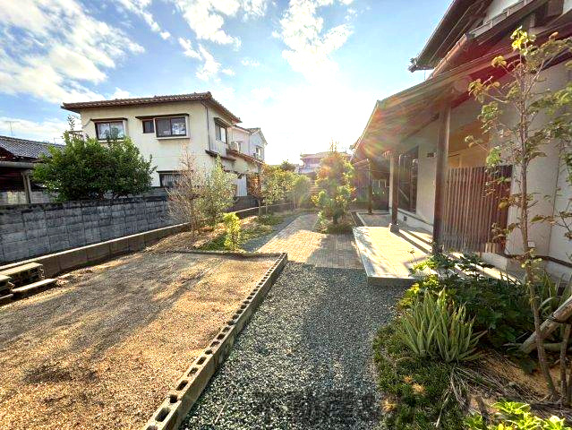 安城寺町の中古のおうち　松山市安城寺町中古戸建の庭|お庭で自由な時間を過ごせます