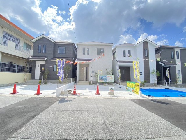 ハートフルタウン那覇市具志　E号棟の外観|右側の物件です♪