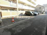 ニューセンチュリー西村の駐車場