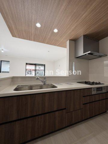 【キッチン】 | キッチンは３口コンロにグリル搭載！
お料理の幅が広がりますよ♪