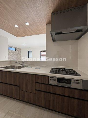 【キッチン】 | 増えがちなキッチン用品もスッキリ片付く収納豊富！
お鍋・フライパンもたっぷり収納可能です♪
