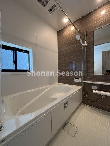 【浴室】 | １日頑張った身体を癒す１坪タイプのバスユニット◎
大人が足をまっすぐ伸ばして浸かれる広さがございます♪