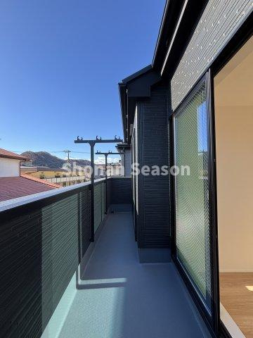 【バルコニー】 | 南向きバルコニーは、陽当たり良好で気持ち良く洗濯物が乾かせそうですね♪