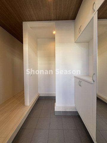 【玄関】 | ミラー付きのシューズBOXがあれば、お出かけ前の身だしなみチェックもバッチリ！
