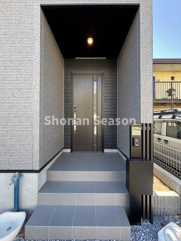 【玄関】 | モニターフォンに宅配BOX！
欲しかった設備が充実した１号棟を、ぜひお見逃しなく♪