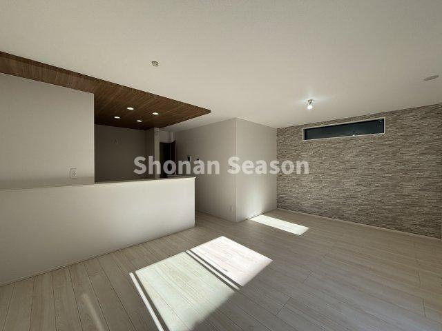 【居間・リビング】 | アクセントクロスで空間にメリハリつく、広々としたリビング空間◎
家族有意義な時間が過ごせそうですね♪