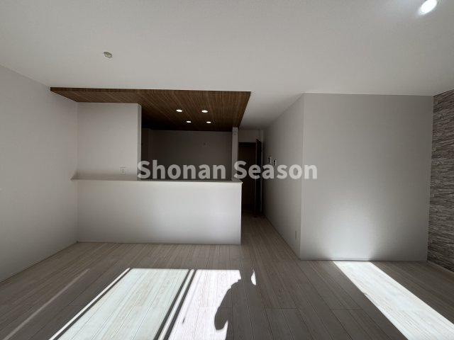 【キッチン】 | キッチンはリビング全体を見渡せる対面式◎
小さなお子様のいらっしゃるご家庭も安心です♪