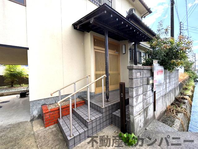 鷹子町の中古のおうち　松山市鷹子町中古戸建の玄関|落ち着いた玄関です